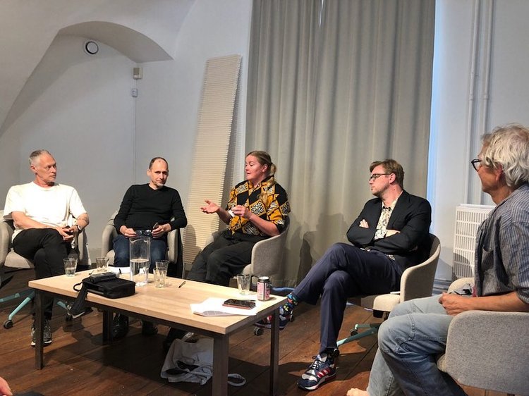 Deltagare i ”Den offentliga konsten – samhällsnytta eller fri konst?” Fr.v. Bo Madestrand, konstkritiker på Dagens Nyheter, Jon Brunberg kulturpolitisk strateg på Konstnärernas Riksorganisation, Signe Johannessen, Konstnär och medskapare av konstverket Fyriveis, Oscar Lindster, ledamot av regionstyrelsen på Gotland för Socialdemokraterna. Petter Hellsing, ordförande för Konstnärernas Riksorganisation Gotland.