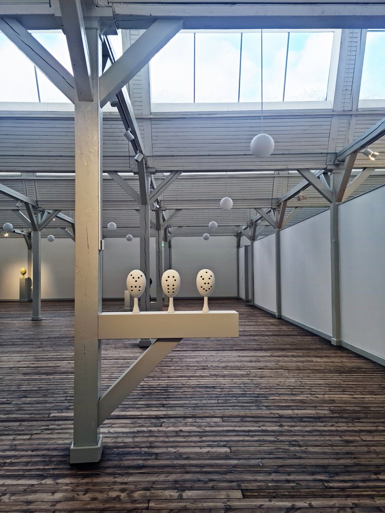 Bilder från utställningen De kallar oss skallar, Kulturcentrum Ronneby konsthall, 2024.
