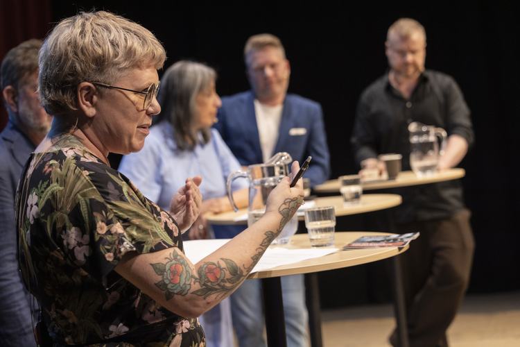 ”Konstnärlig frihet i oroliga tider – från Katrineholm till Bryssel” på Kultur i Almedalens scen. Fr.v. Sara Edström (moderator), Mats Berglund (MP), Louise Thunström (S), Alexander Christiansson (SD) och Johannes Klenell. Foto: Karl Melander.