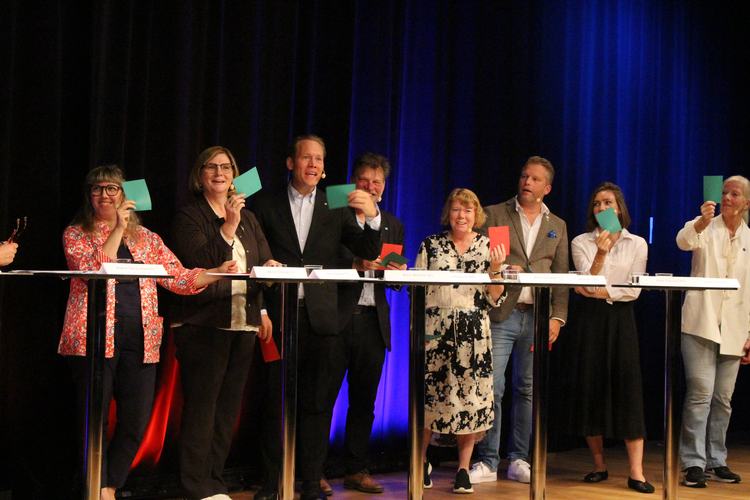 Politikersamtal på Moderna Museet 1 sept 2026. Fr.v. Vasiliki Tsouplaki (V), Catarina Deremar (C), Björn Wiechel (S), Mats Berglund (MP), Malin Danielsson (L), Alexander Christiansson (SD), Nike Örbrink (KD) och Kristina Axén Olin (M).