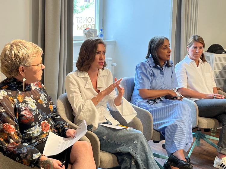 Hur påverkas kulturlivet av kulturpolitikens nya inriktning? Fr.v. Sara Edström (moderator), Nike Örbrink (KD), Louise Thunström (S), Jenny Kaiser, VD för Fotografiska. Deltog gjorde också David Varhelyi, Ordförande, Konstnärernas Riksorganisation Gotland och Mats Berglund (MP).