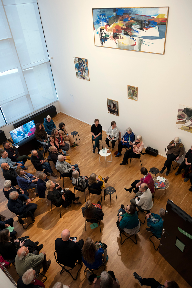 Samtal mellan Kajsa Zetterquist, Ingela Johansson, Maria Lind och konstnären Katarina Pirak Sikku på öppningen av utställningen. Foto: Johan Ylitalo / Kin museum för samtidskonst