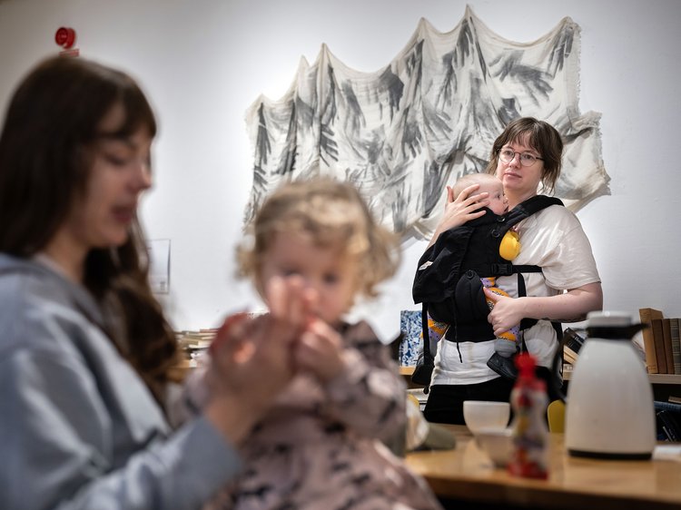 Sofi Svensson, ordförande i Mothers in Residence, med dottern Vega samt Anna Maria Hedman med dottern Disa. Foto: Nora Lorek.